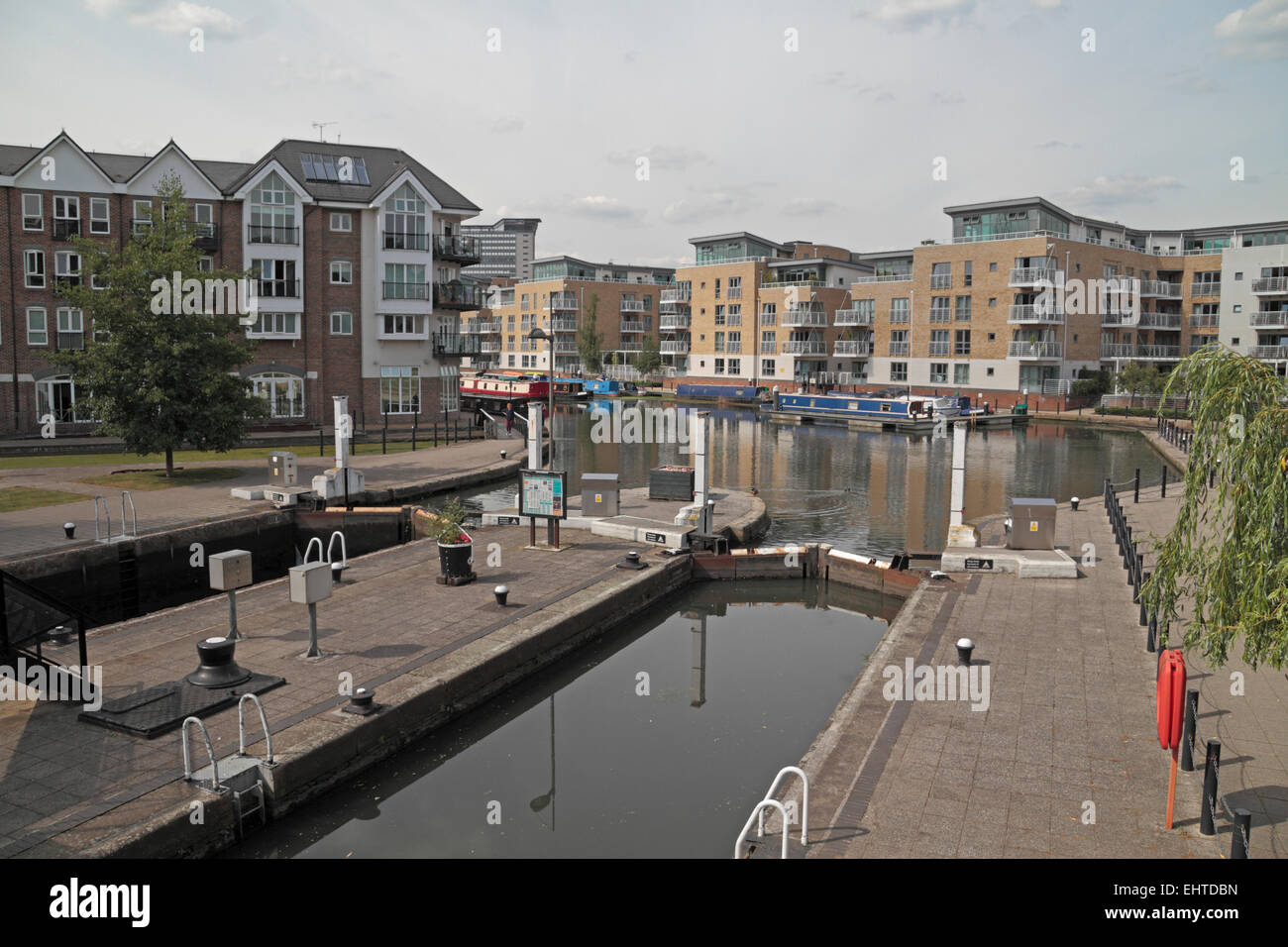 Allgemeine Ansicht von Brentford Lock West Siedlung am Fluss Brent, West London, UK. Stockfoto