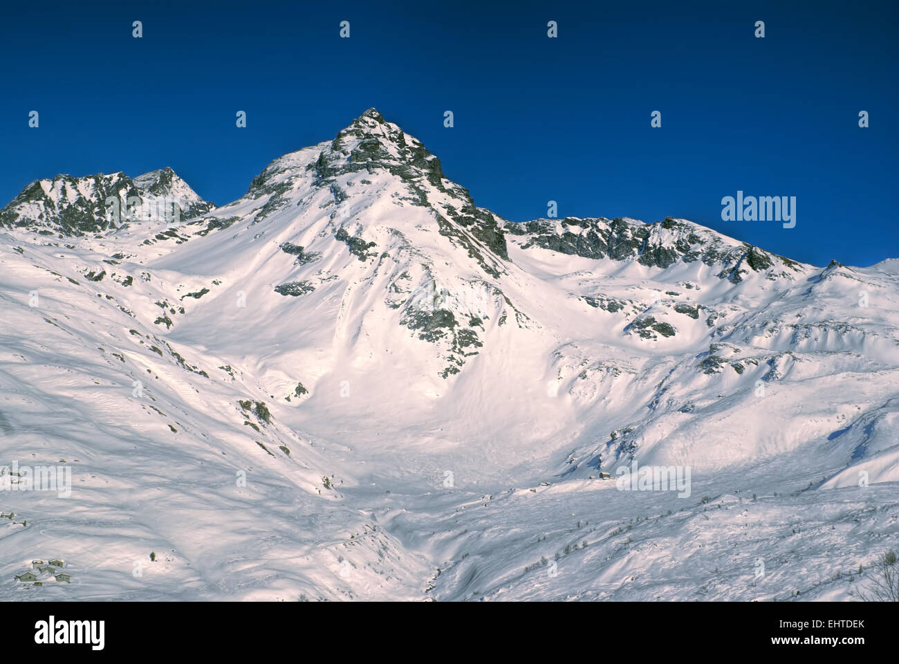 Malerische Aussicht auf verschneiten Pisten in Frankreich Stockfoto