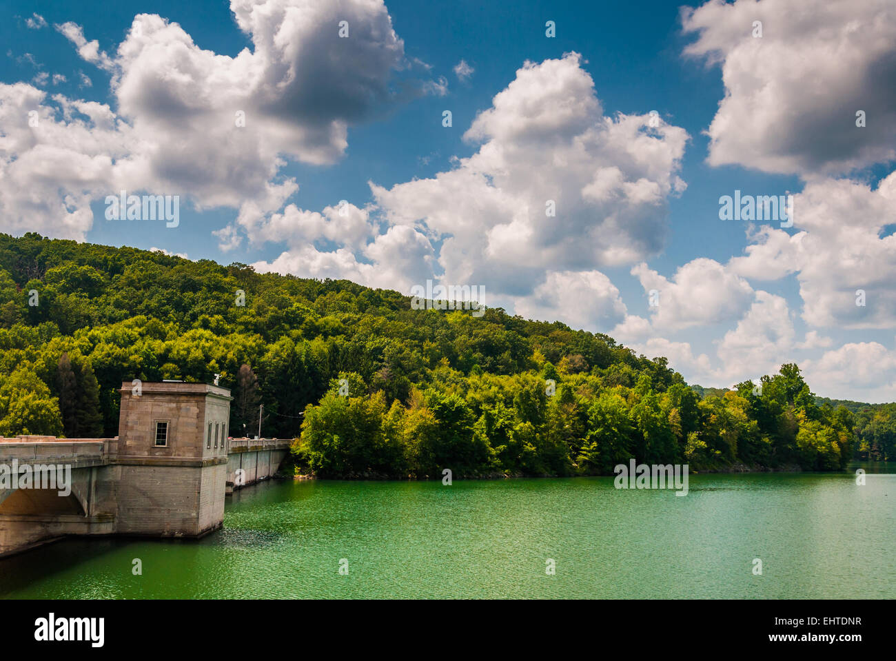 Schönen Sommerhimmel über Prettyboy Reservoir und Damm, im Baltimore County, Maryland. Stockfoto