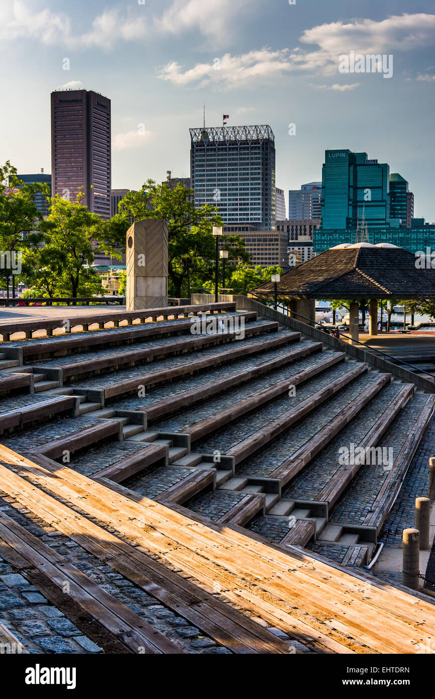 Tribüne und die Skyline am Inner Harbor in Baltimore, Maryland. Stockfoto Tribüne und die Skyline am Inner Harbor in Baltimore, Maryland. Stockfoto