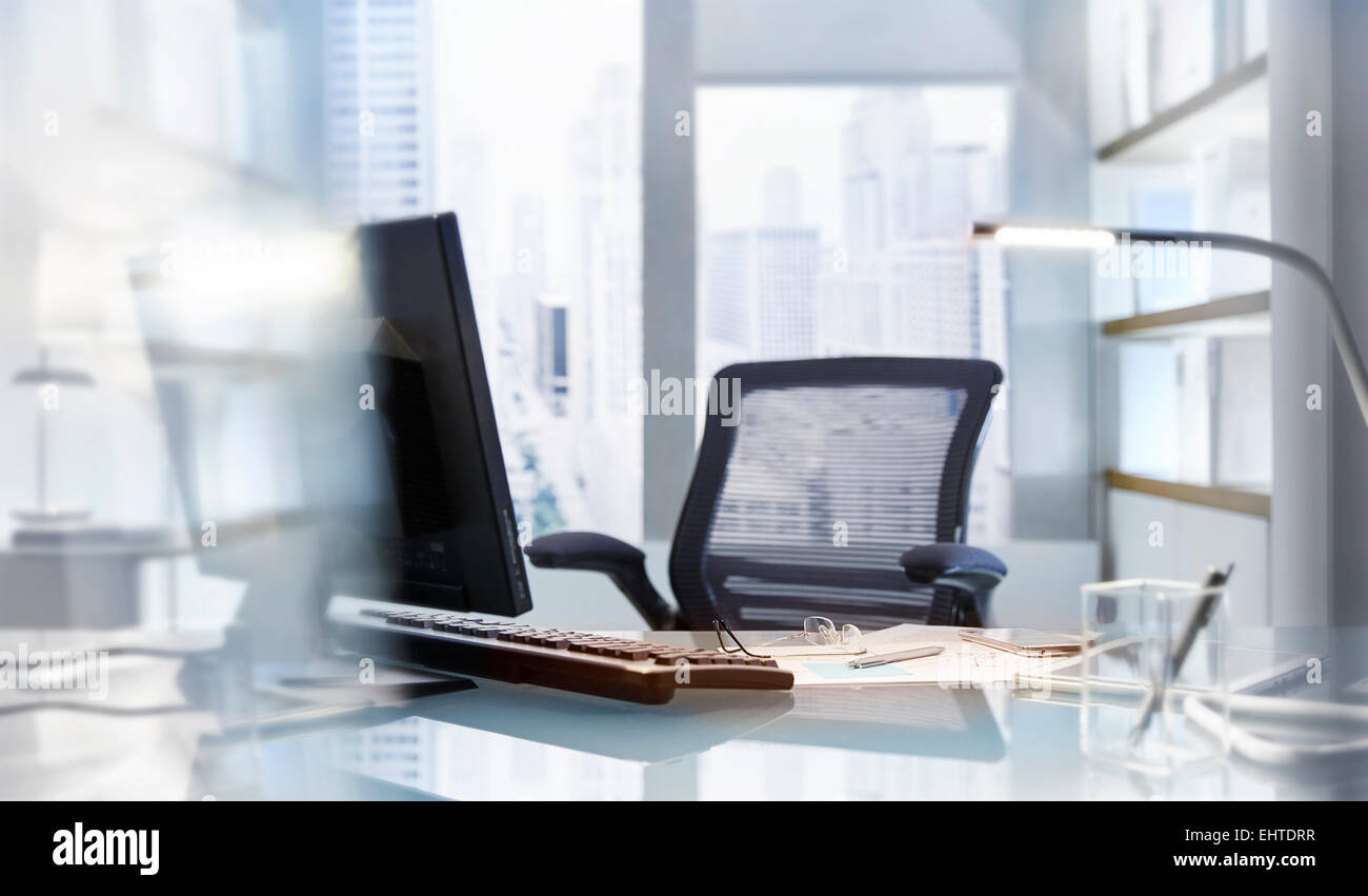 Leerer Schreibtisch im modernen Büro Stockfoto