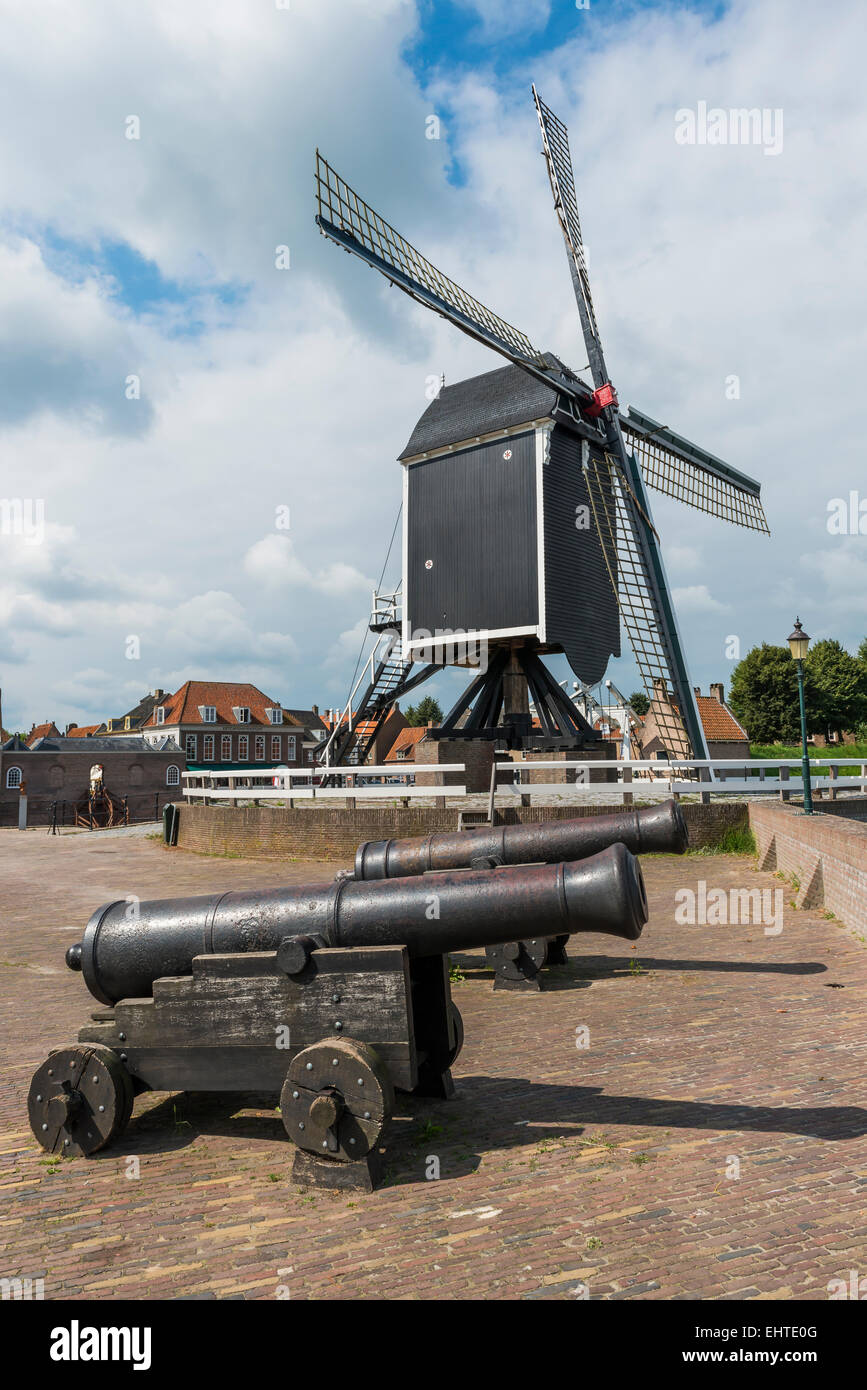 Zwei Kanonen und einer Mühle am Fluss im Hafen von Heusden. Stockfoto