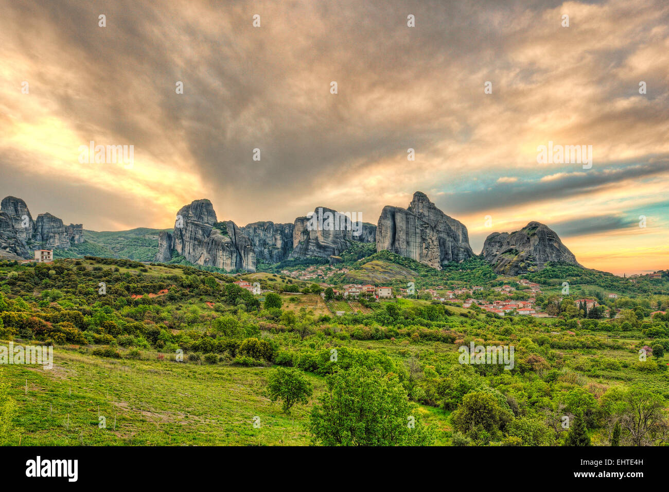 Sonnenaufgang hinter dem riesigen Felsen von Meteora in Griechenland. Stockfoto