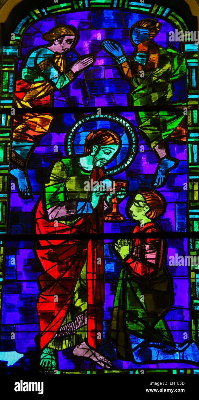Glasmalerei-Fenster Darstellung Jesu Christi geben Gemeinschaft in der Kirche von Martina Franca, Apulien, Italien. Stockfoto
