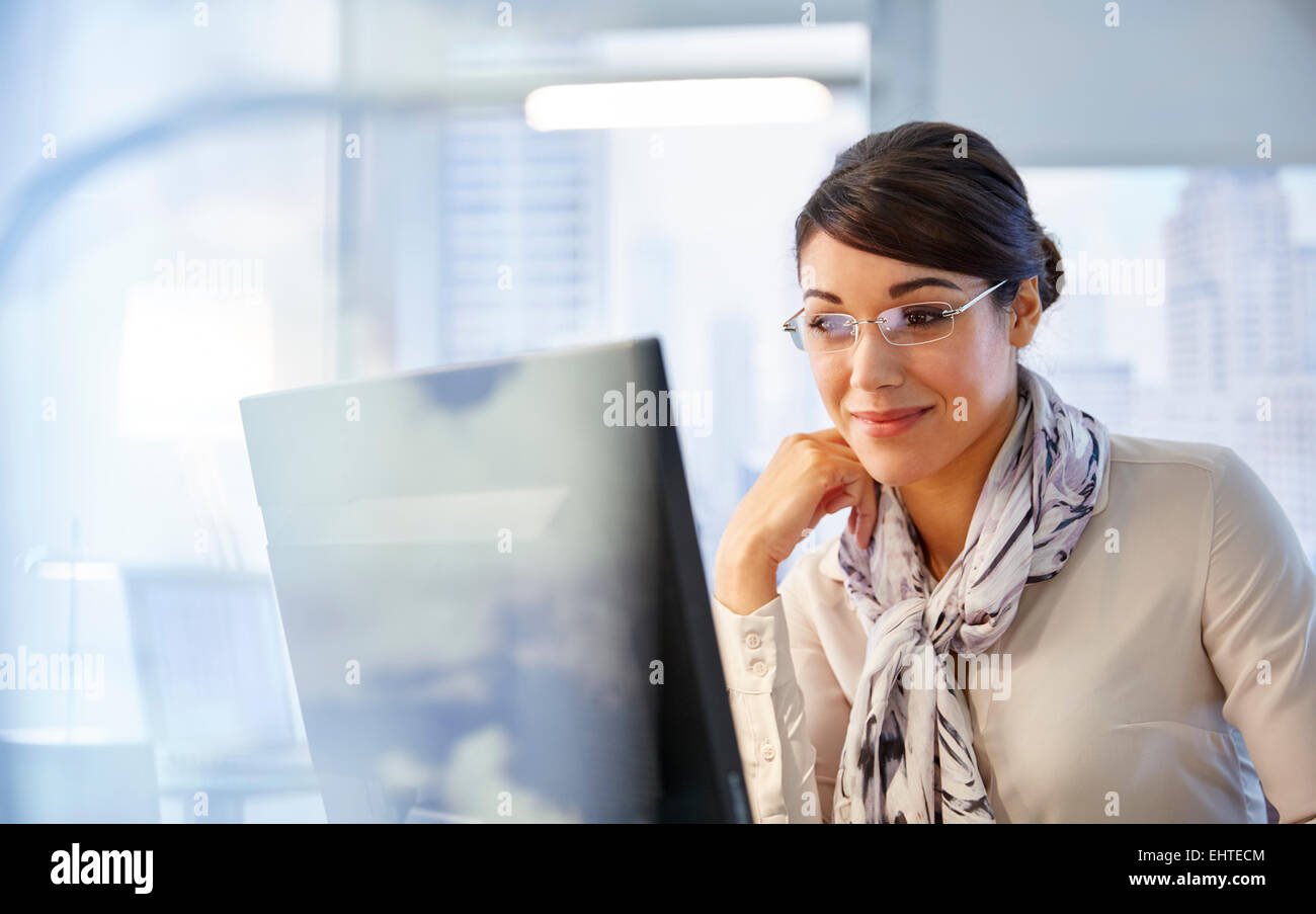 Weibliche Büroangestellte sitzen am Schreibtisch mit computer Stockfoto