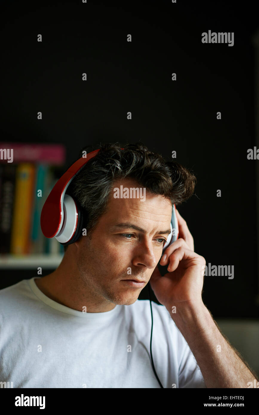 Mann mit Kopfhörer hören Stockfoto