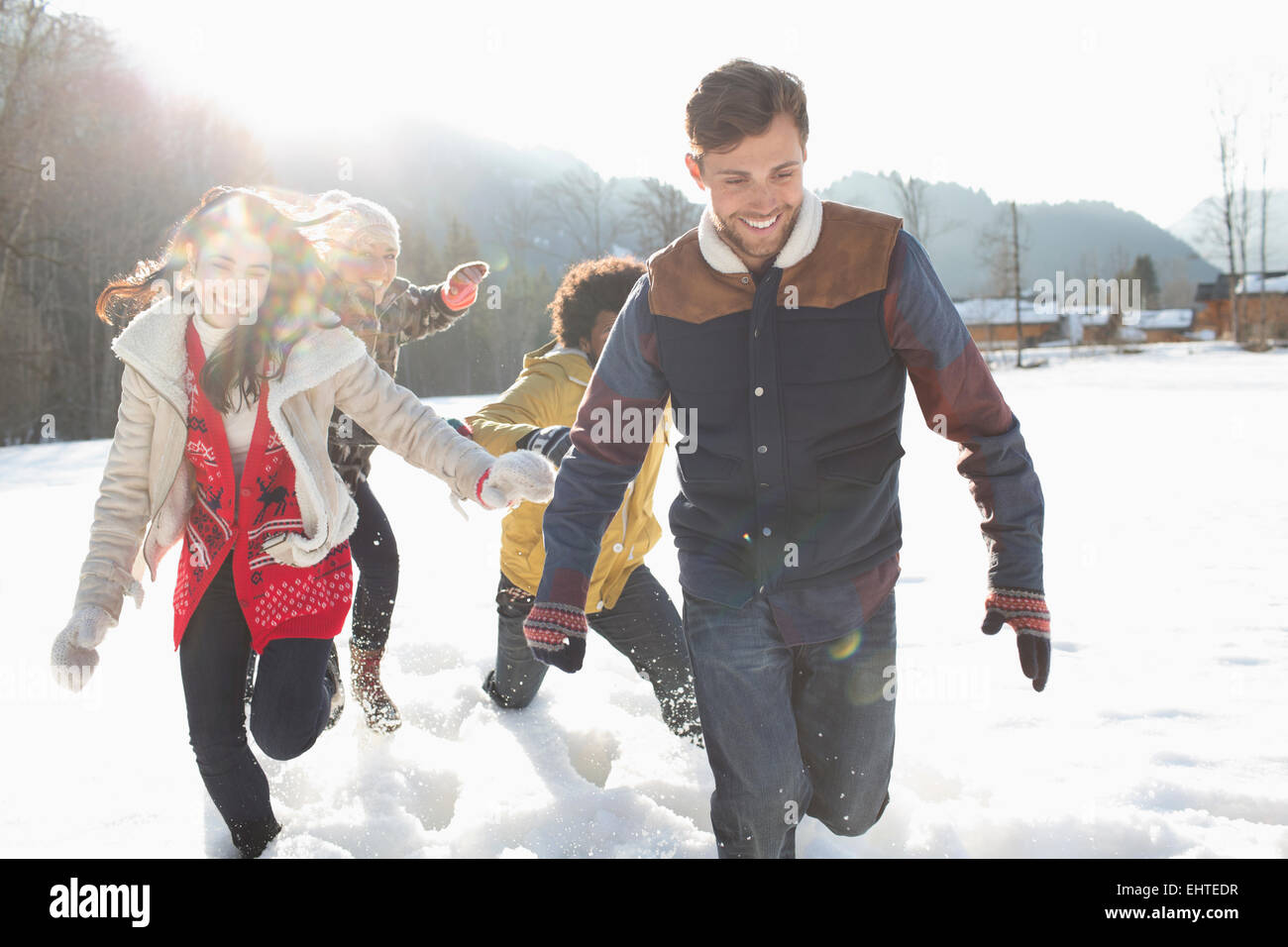 Freunde, die laufen im Schnee Stockfoto