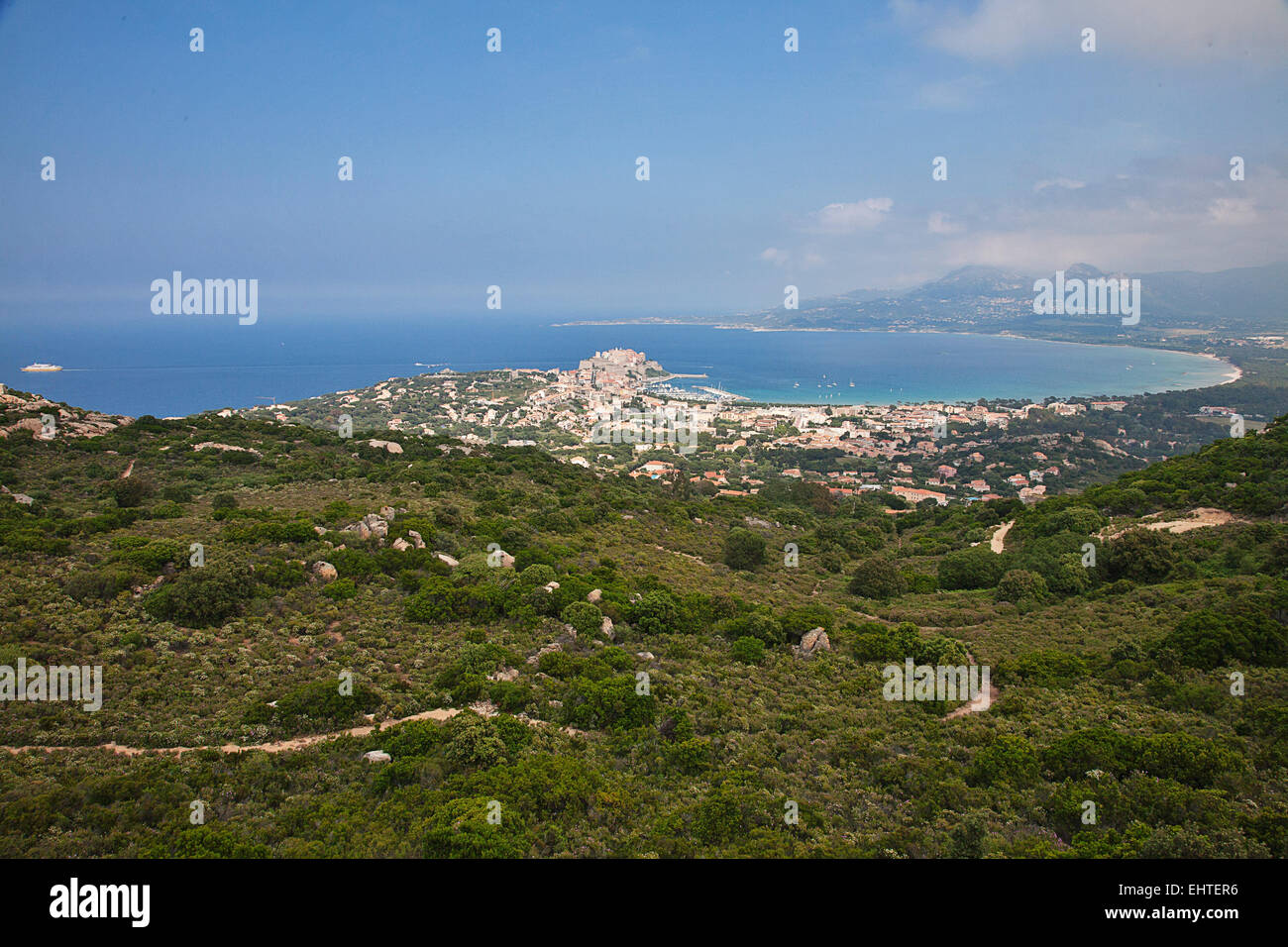 Wir hielten an einem Aussichtspunkt mit Blick auf die Stadt und den Hafen von Calvi. Stockfoto
