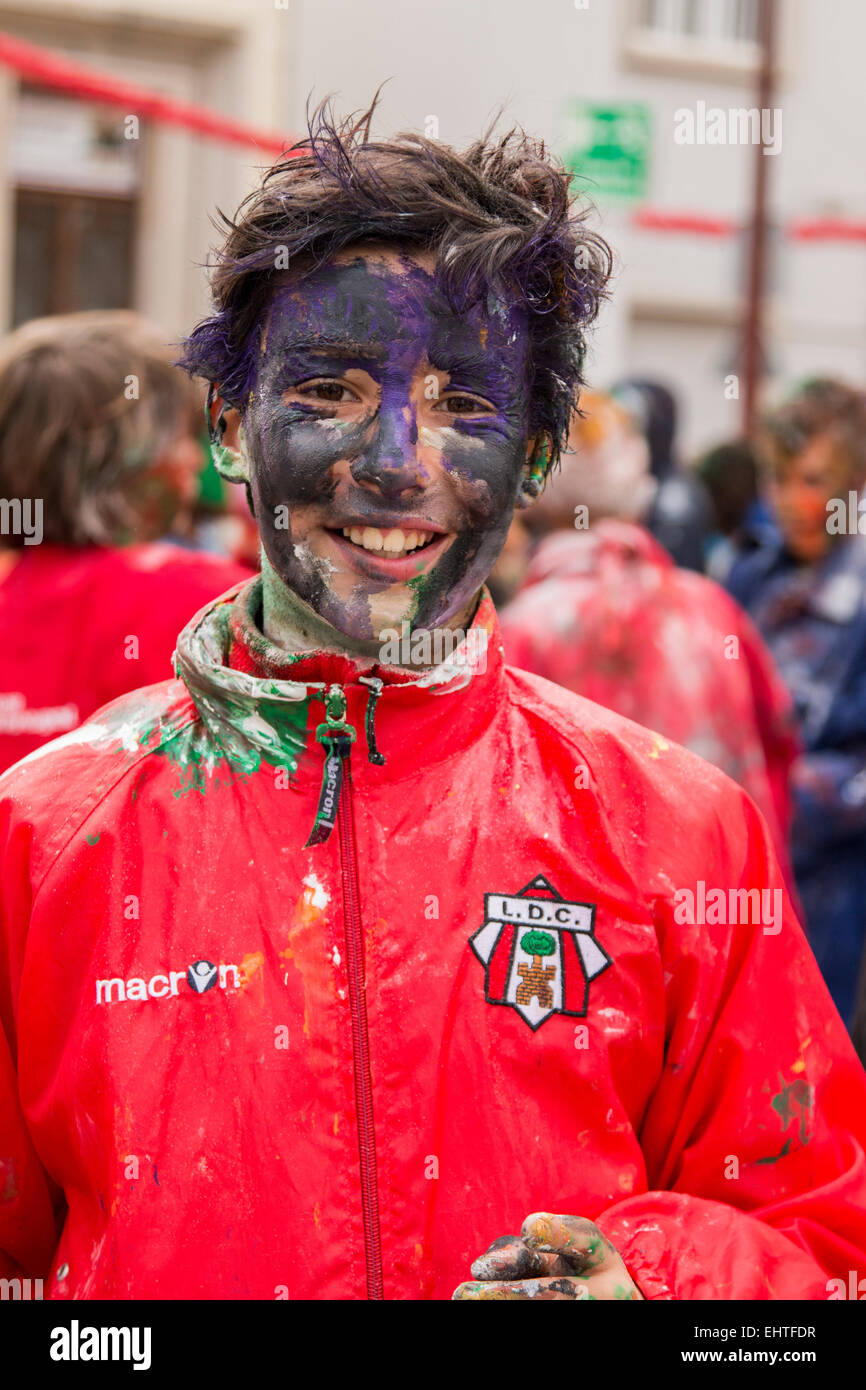 LOULE, PORTUGAL - Februar 2015: Bunte Karneval (Carnaval) Parade Festivalteilnehmer auf Stadt Loule, Portugal. Stockfoto