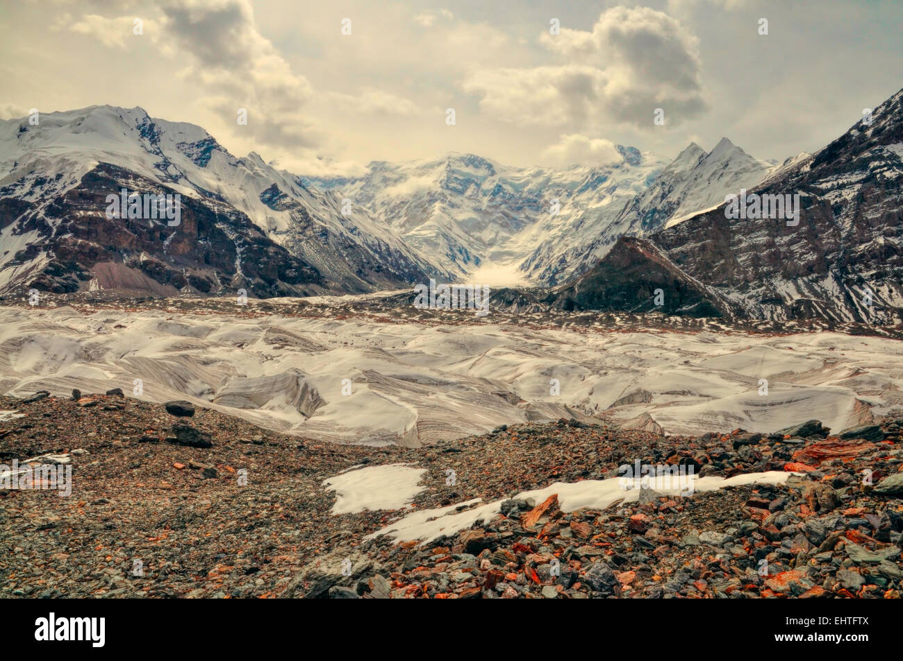 Malerische Aussicht des Engilchek-Gletschers im Tian Shan-Gebirge in Kirgisistan Stockfoto