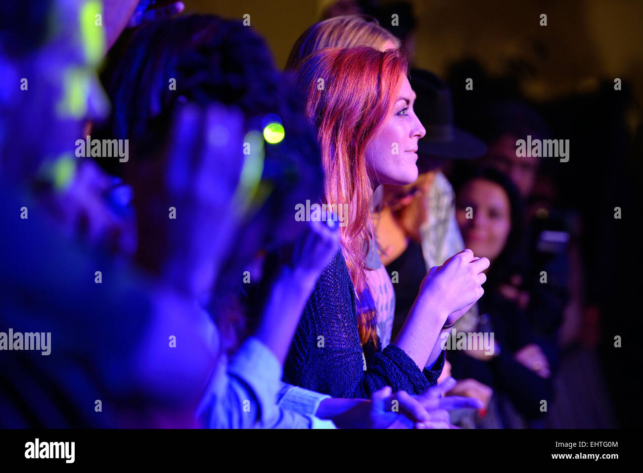 BARCELONA - SEP 23: Rothaarige Frau aus dem Publikum applaudiert bei Barcelona Accio musikalische (BAM). Stockfoto