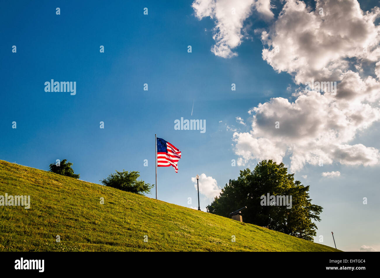 Wolken über eine amerikanische Flagge auf Federal Hill, Baltimore, Maryland. Stockfoto