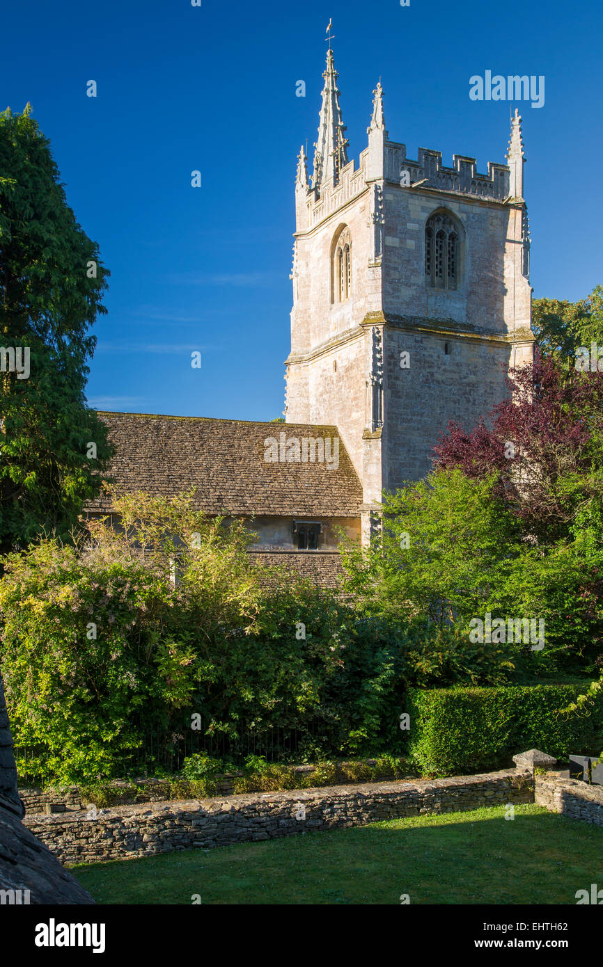 Am frühen Morgen unter St. Andrews Church, Castle Combe, die Cotswolds, Wiltshire, England, UK Stockfoto