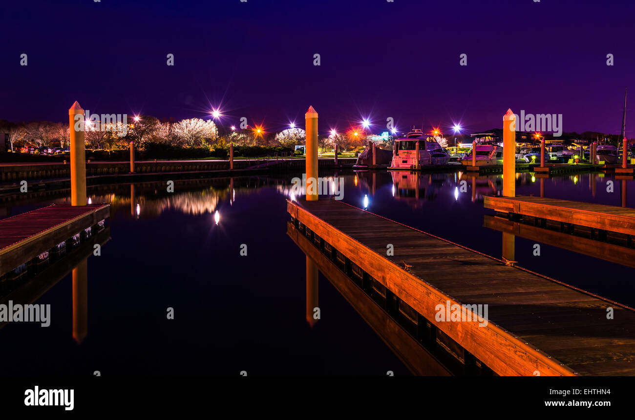 Docks in einer Marina in der Nacht, Kent Island, Maryland. Stockfoto