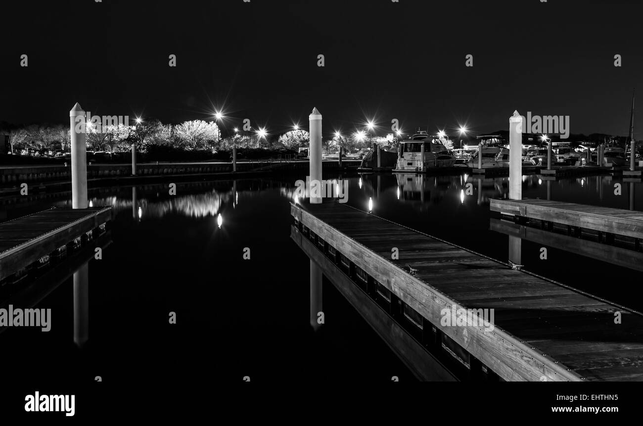 Docks in einer Marina in der Nacht, Kent Island, Maryland. Stockfoto