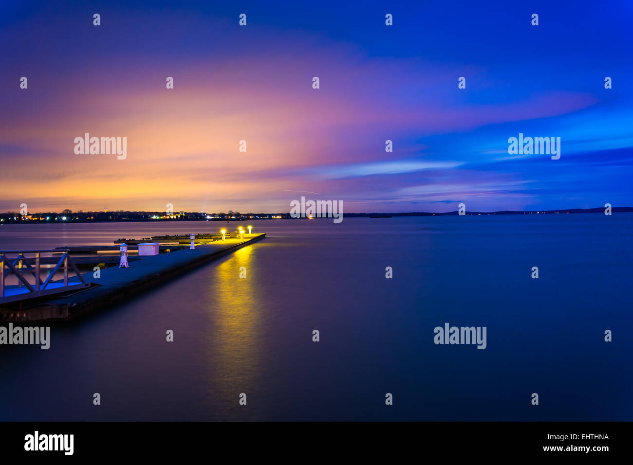 Docks an der Chesapeake Bay in der Nacht in Havre de Grace, Maryland. Stockfoto