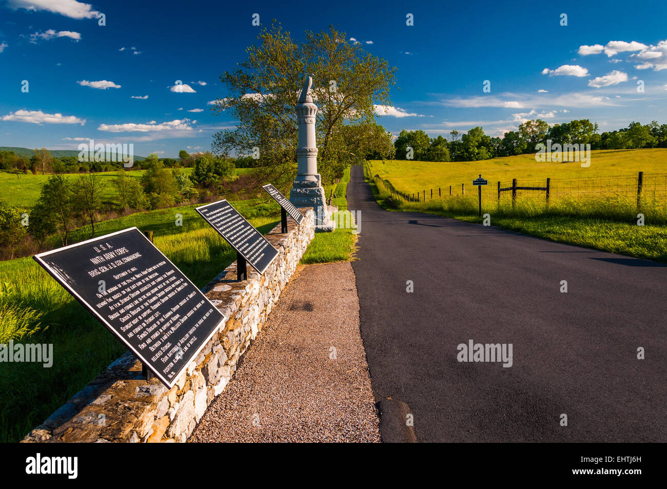 Pädagogischen Zeichen und eine Statue entlang einer Straße in Antietam National Battlefield, Maryland. Stockfoto