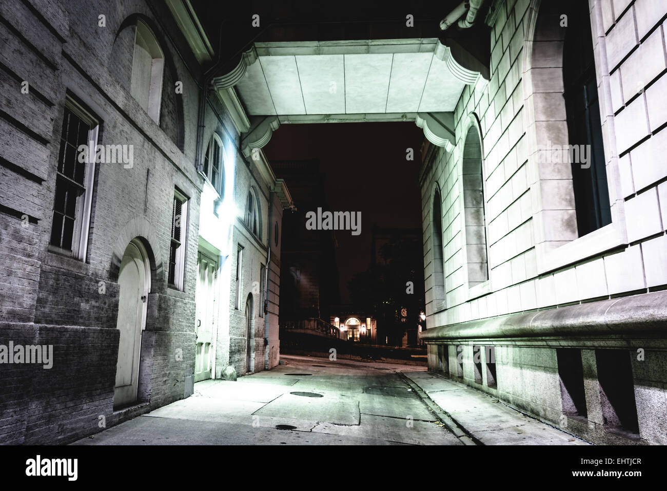 Erhöhten Laufsteg in einer Gasse in der Nacht in Fells Point, Baltimore, Maryland. Stockfoto
