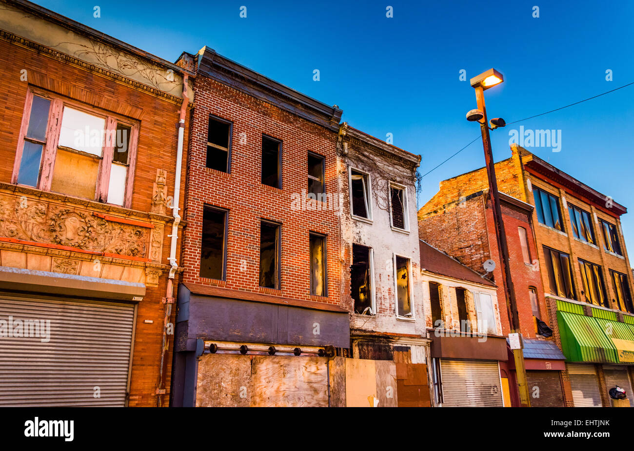 Abendlicht am verlassenen Gebäuden in Old Town Mall, Baltimore, Maryland. Stockfoto