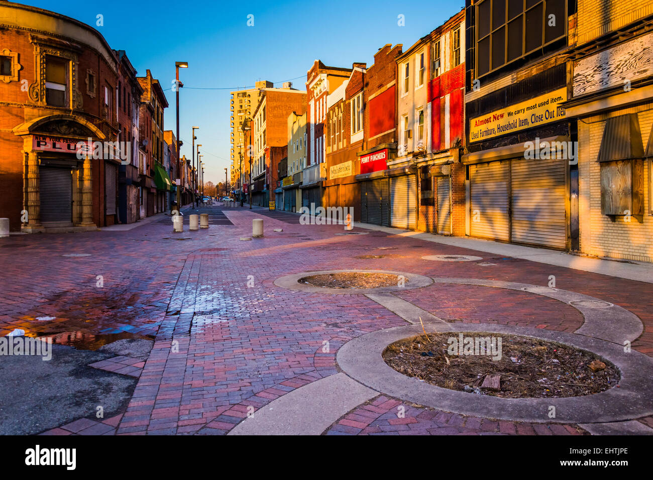 Abendlicht am verlassenen Geschäfte in Old Town Mall, Baltimore, Maryland. Stockfoto