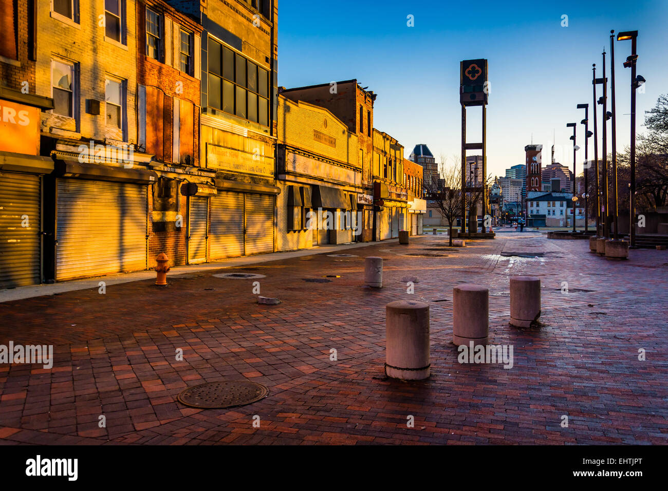 Abendlicht am verlassenen Geschäfte in Old Town Mall in Baltimore, Maryland. Stockfoto