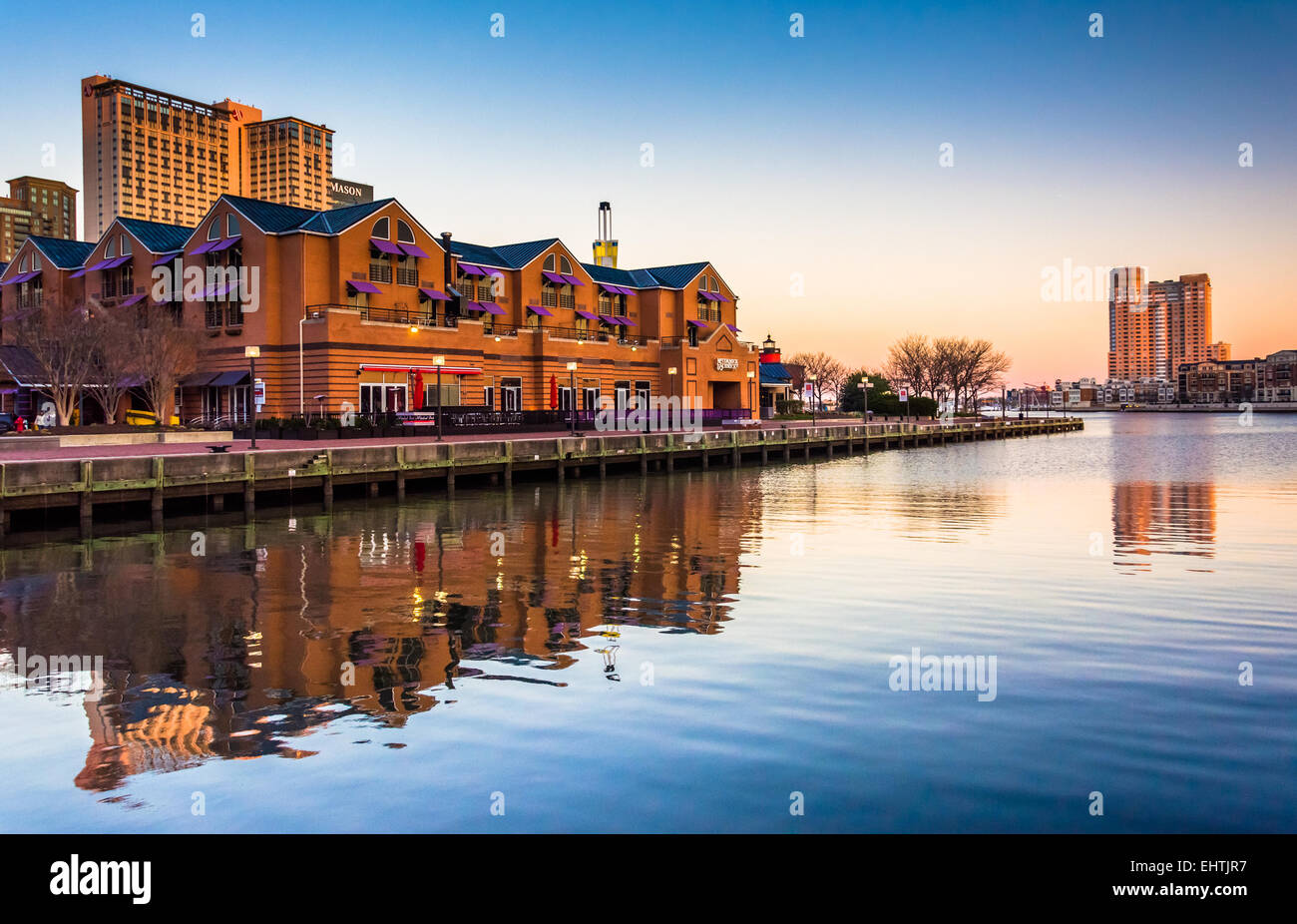 Abendlicht am Gebäude im Innenhafen, Baltimore, Maryland. Stockfoto