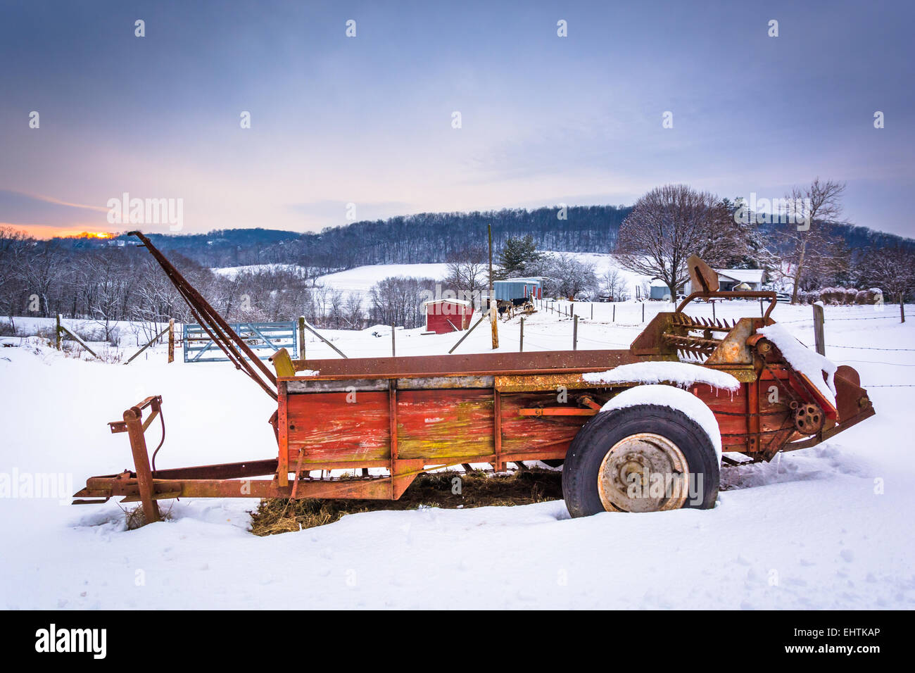 Landmaschinen im Schnee bedeckt Feld in ländlichen Carroll County, Maryland. Stockfoto