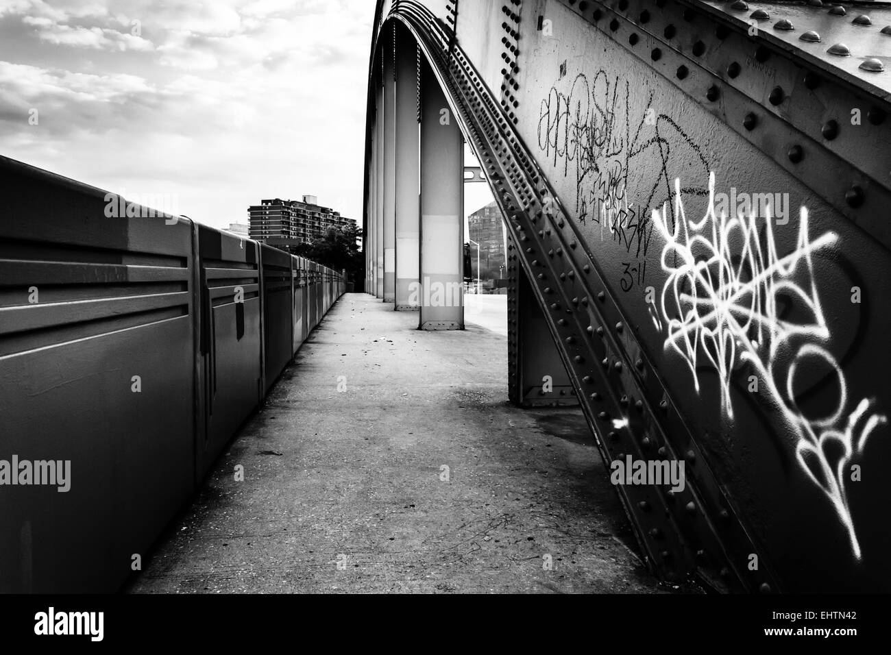 Graffiti auf der Seite der bunten Howard Street Bridge in Baltimore, Maryland. Stockfoto