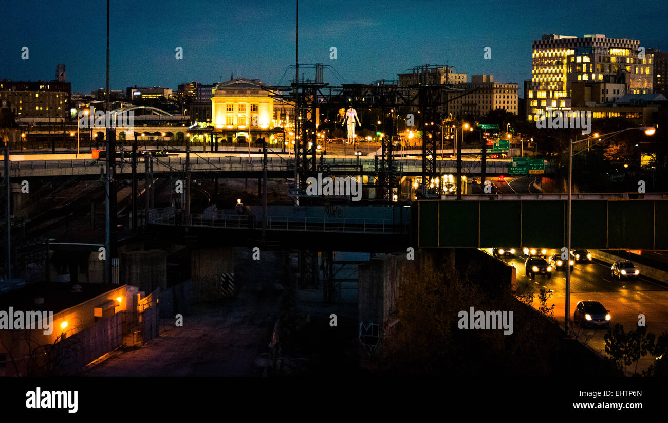 Industrielle Nachtszene in der Innenstadt von Baltimore, Maryland. Stockfoto