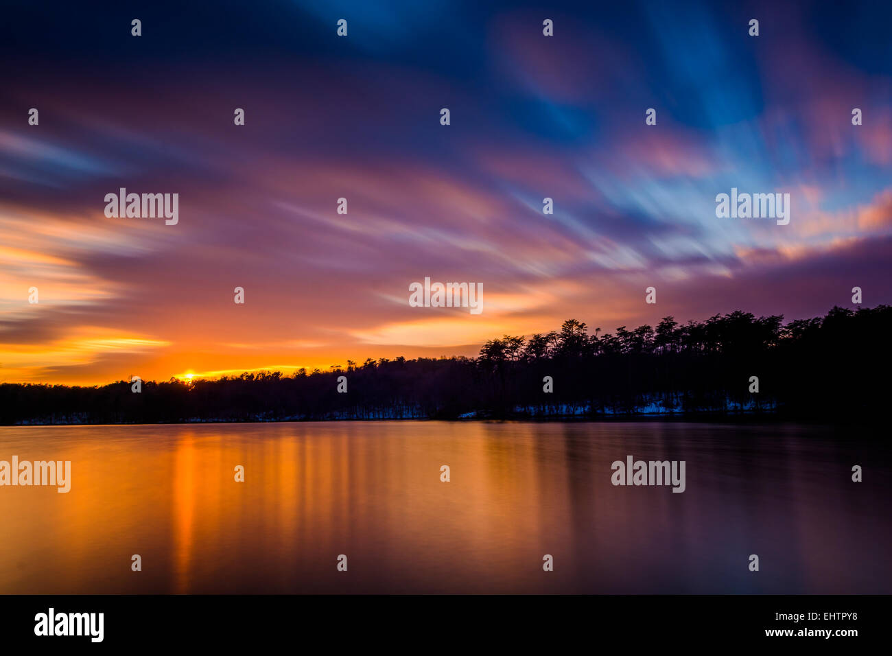 Langzeitbelichtung Prettyboy Reservoir bei Sonnenuntergang in Baltimore County, Maryland. Stockfoto