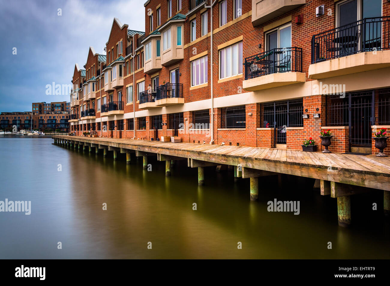 Langzeitbelichtung von Wasser Eigentumswohnungen in Fells Point, Baltimore, Maryland. Stockfoto
