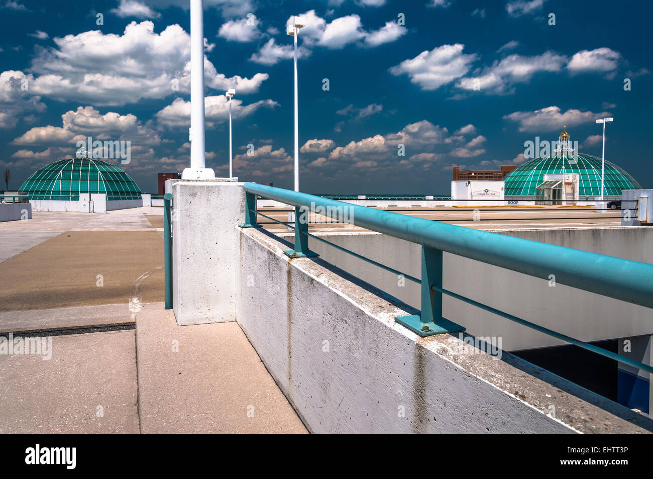 Auf der Suche nach einem Parkplatz Garage Rampe, unter einem blauen Sommerhimmel in Towson, Maryland. Stockfoto