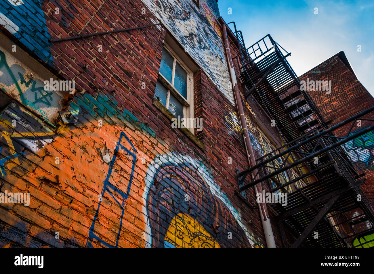 Blickte zu Graffiti und alte Treppen in Graffiti Gasse, Baltimore, Maryland. Stockfoto