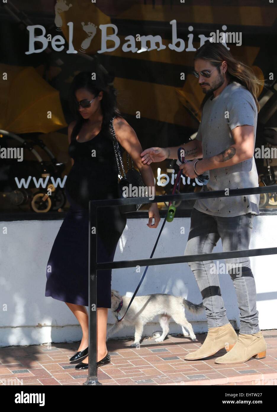 Schwangere Zoe Saldana-Läden für Baby liefert bei Bel Bambini Robertson Boulevard mit ihrem Mann Marco Perego und ihrer angenommenen unterstehen Hund Mugsy. Das Paar verließ ihren Audi R8. Mitwirkende: Zoe Saldana, Marco Perego Where: Los Angeles, Kalifornien, Uni Stockfoto