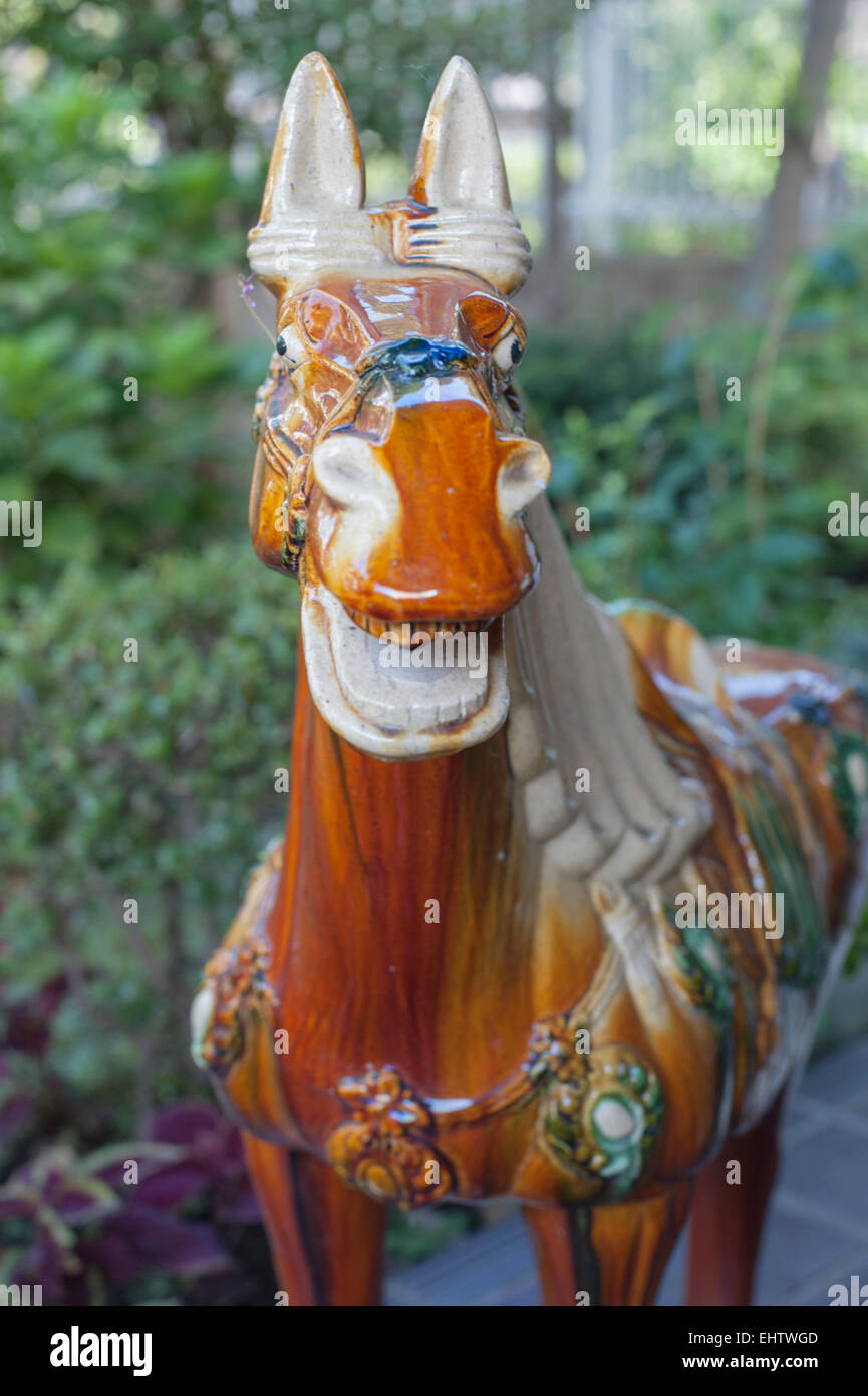 Eine Pferdefigur im Sancai-Stil macht in Japan einen Gartenschmuck. Stockfoto