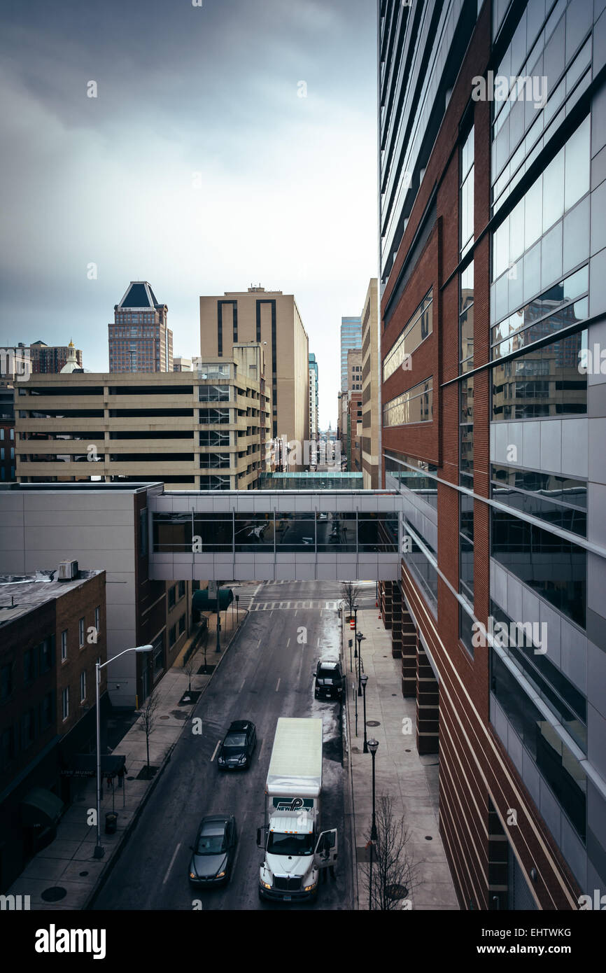 Moderne Gebäude und einen erhöhten Laufsteg in der Innenstadt von Baltimore, Maryland. Stockfoto