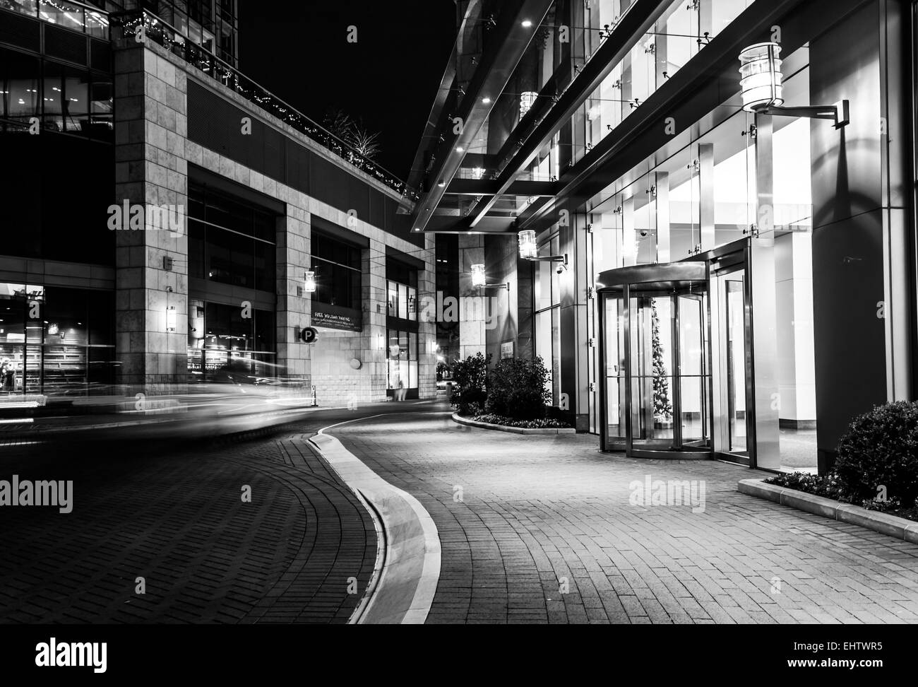 Moderne Gebäude in der Nacht entlang einer Straße in Baltimore, Maryland. Stockfoto