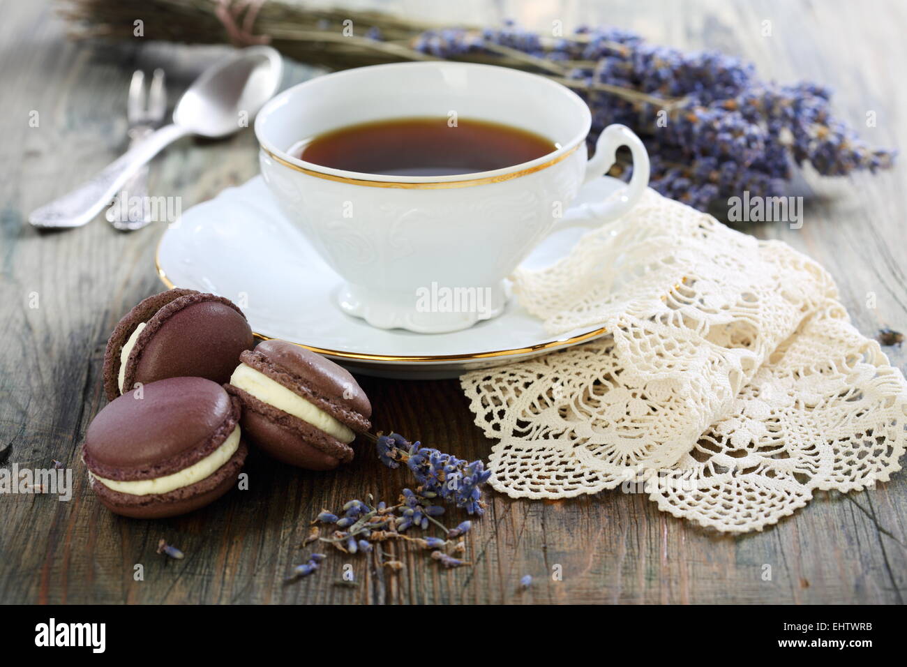 Macarons mit Lavendel-Creme. Stockfoto