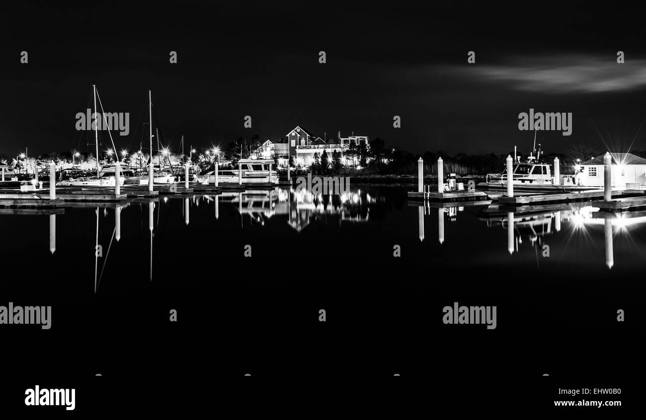 Reflexionen von Schiffen und Hafenanlagen in einer Marina, Kent Island, Maryland. Stockfoto