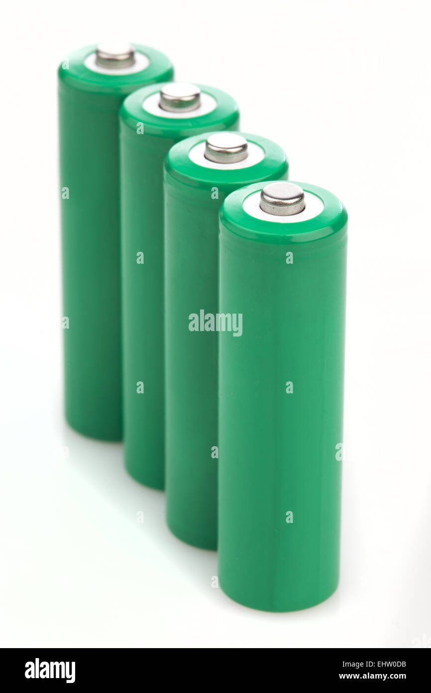 Vier grüne Batterien mit leeren Abdeckungen Stockfoto