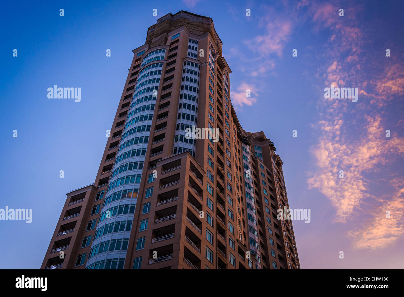 Wolkenkratzer und Sonnenuntergang Farbe in Baltimore, Maryland. Stockfoto