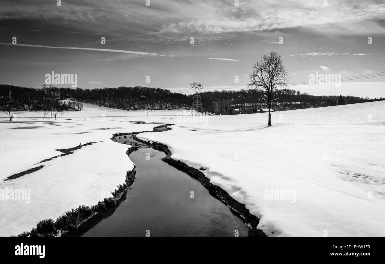 Kleiner Bach durch ein Schneefeld überdachten Hof in ländlichen Carroll County, Maryland. Stockfoto