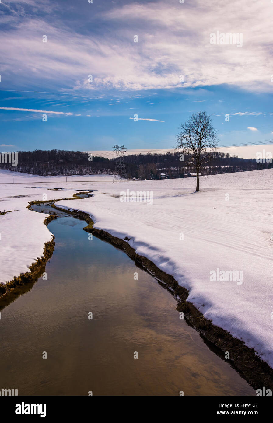 Kleiner Bach durch ein Schneefeld überdachten Hof in ländlichen Carroll County, Maryland. Stockfoto
