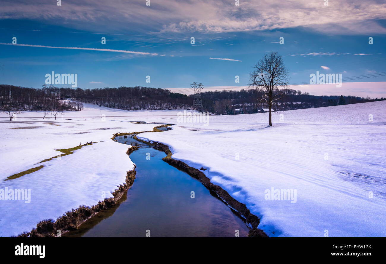Kleiner Bach durch ein Schneefeld überdachten Hof in ländlichen Carroll County, Maryland. Stockfoto
