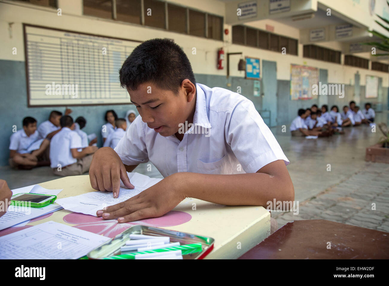 KINDER DER WELT - THAILAND - ERDE, SOHN EINES FISCHERS Stockfoto