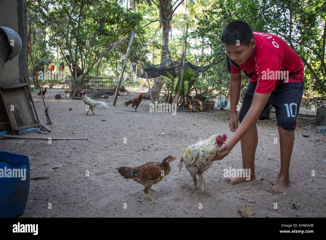 KINDER DER WELT - THAILAND - ERDE, SOHN EINES FISCHERS Stockfoto