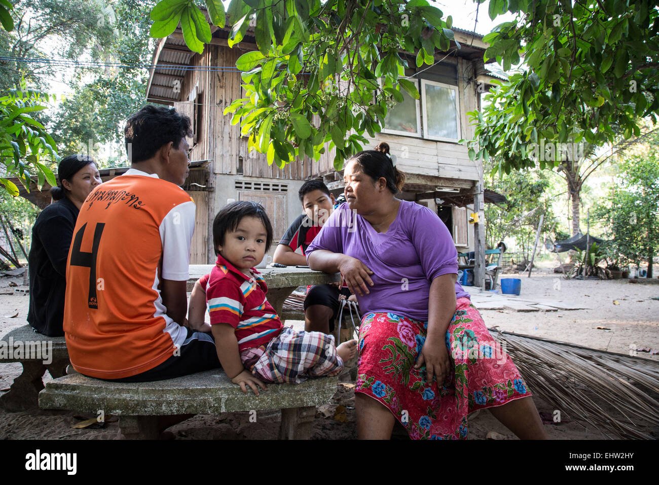 KINDER DER WELT - THAILAND - ERDE, SOHN EINES FISCHERS Stockfoto