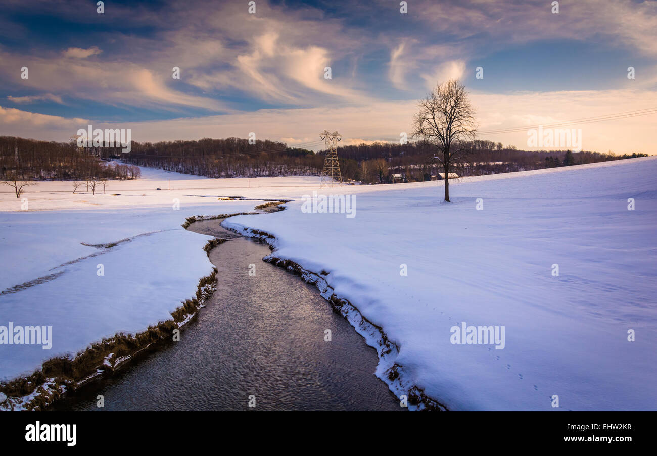Strom durch ein Schneefeld überdachten Hof in ländlichen Carroll County, Maryland. Stockfoto