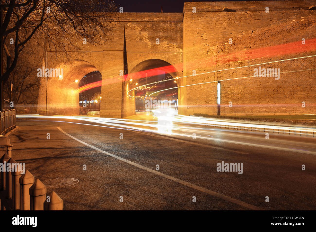Lichtspuren in der alten Stadtmauer in der Nacht Stockfoto