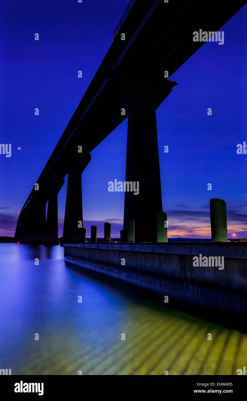 Der Gouverneur Thomas Johnson Brücke über die Patuxent River bei Dämmerung, Solomons Insel, Maryland Stockfoto